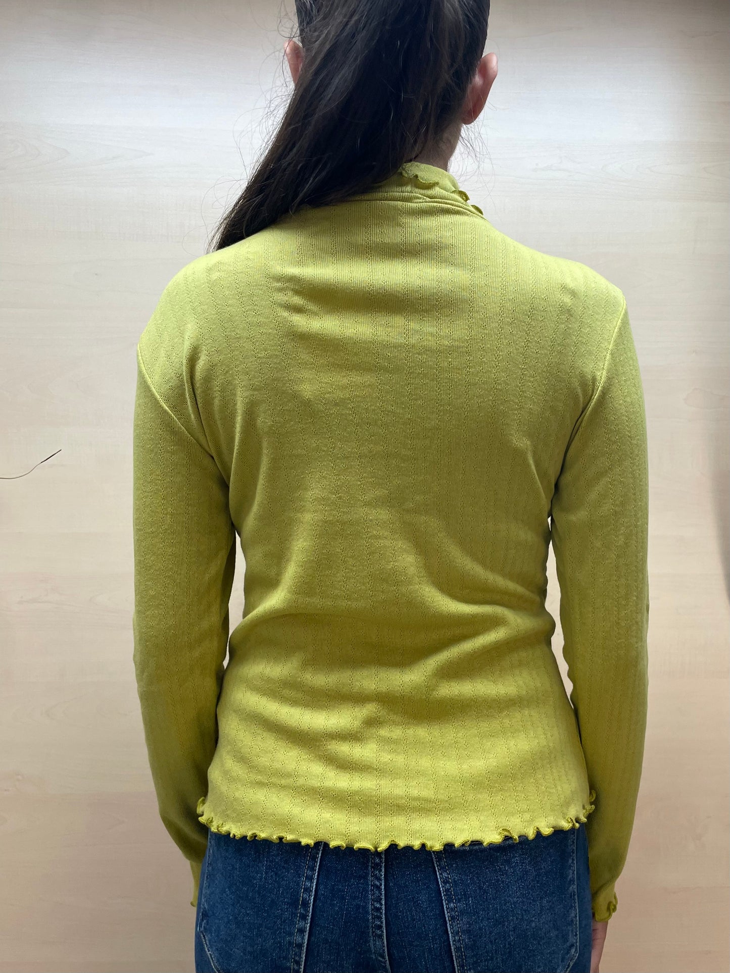 Maglia dolcevita con raffinato motivo traforato - Gialla