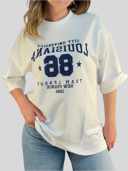 T-shirt bianca oversize con stampe blu – in cotone