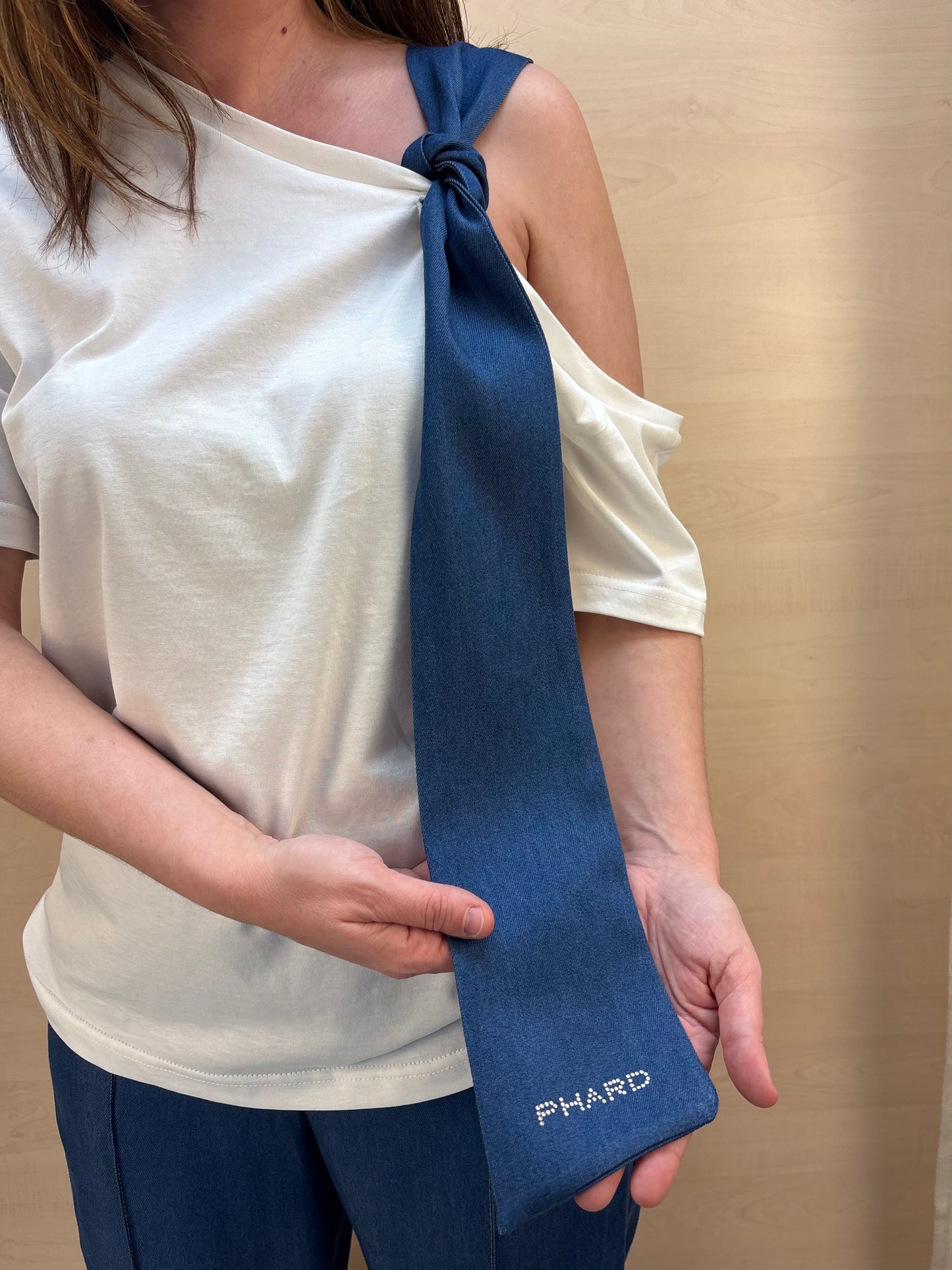 T-Shirt Donna PHARD con Nodo Cravatta in Chambray – Bianca