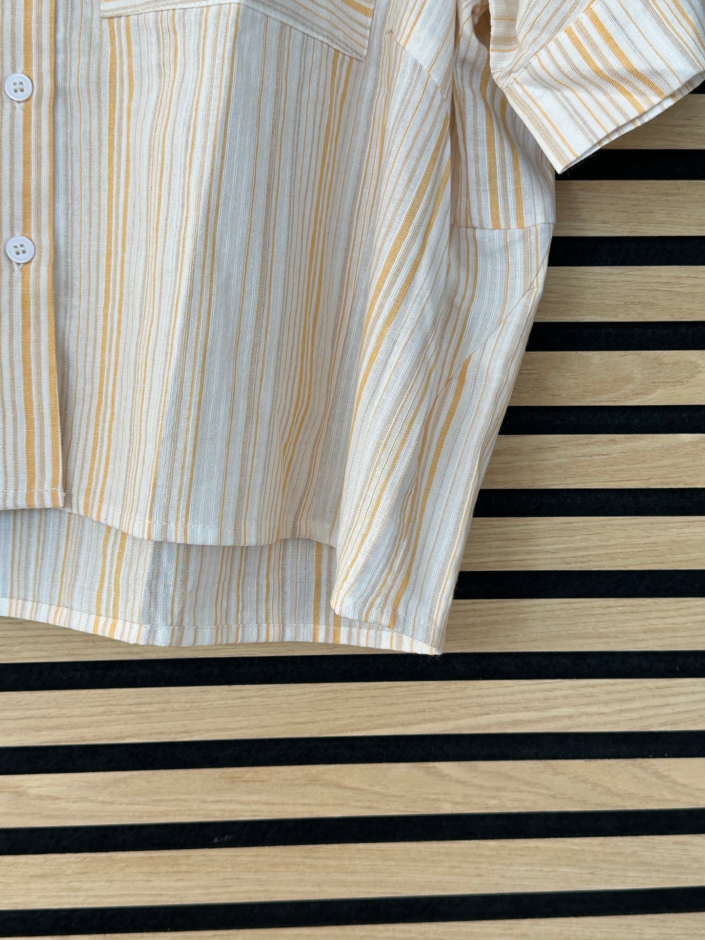 Camicia bianca con righe gialle