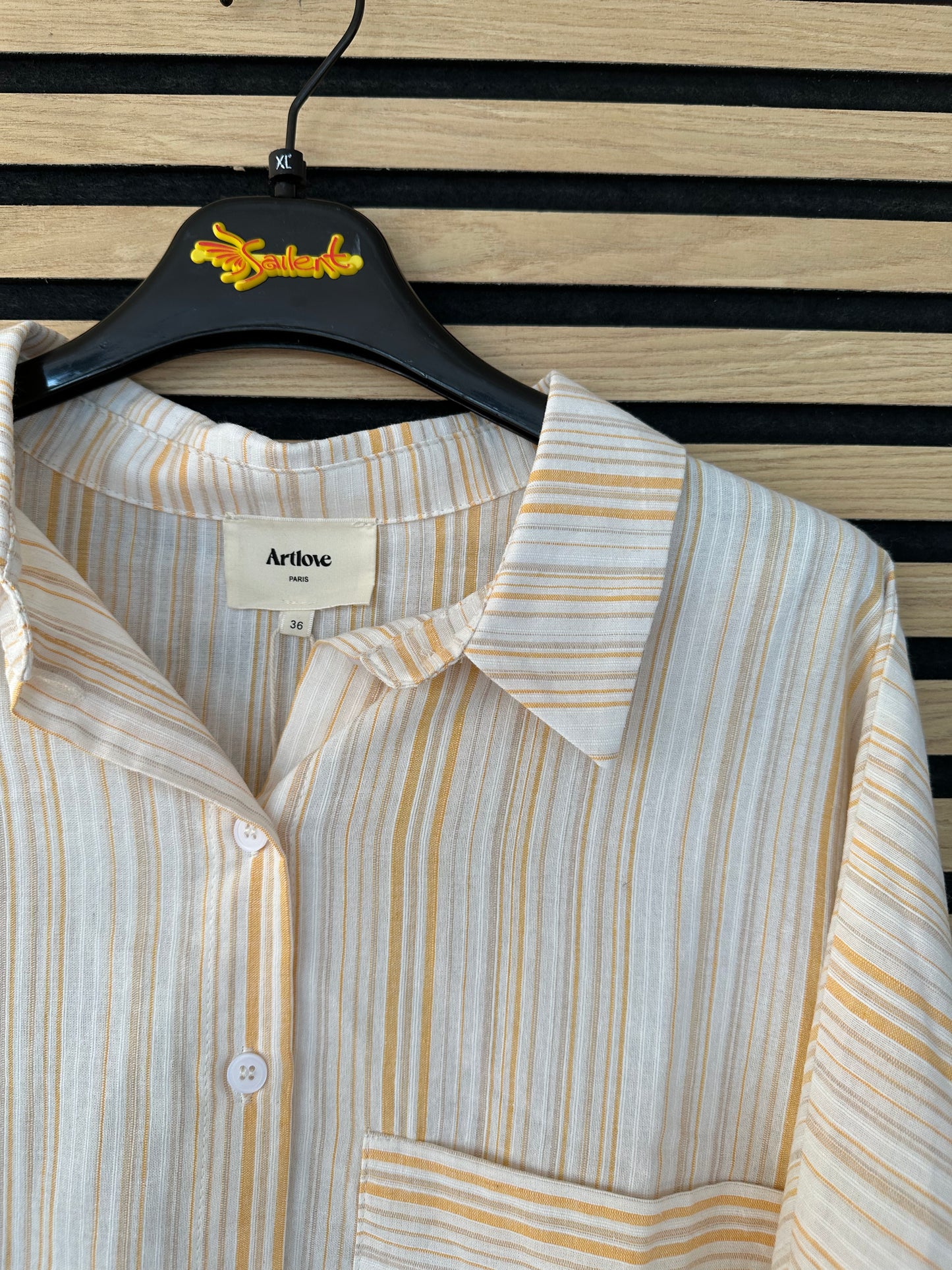 Camicia bianca con righe gialle